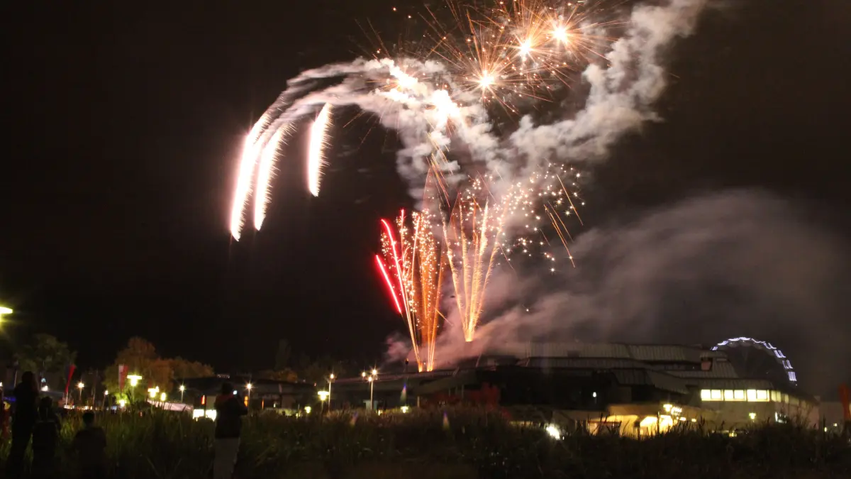 Das Musikfeuerwerk vom Dach der Schwabenlandhalle steigt am Herbstsonntag.