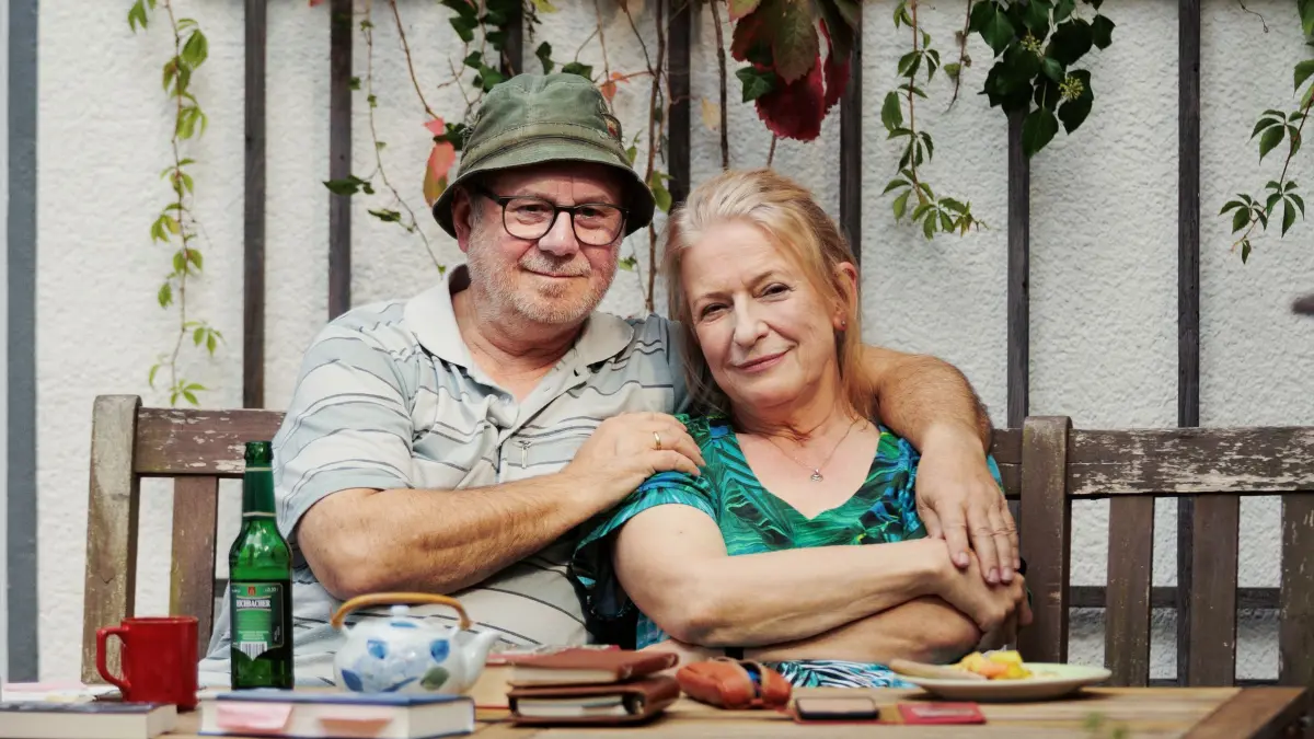 Kinostart - „Alte Liebe“: Joachim Król als Harry und Dagmar Manzel als Lore in einer Szene des Films "Alte Liebe" (undatierte Filmszene). Der Film kommt am 8.10.2026 in die deutschen Kinos. (zu dpa: «Zum Heulen schön: «Alte Liebe» von Regie-Star Andreas Dresen»)