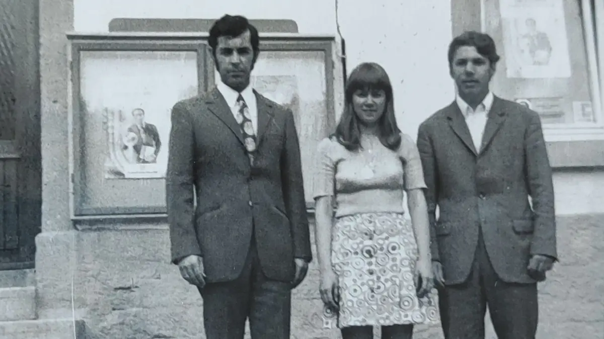 Helmut Walker (rechts) mit dem ehemaligen Vorstand Eckhard Gräsle und einer Gewinnerin bei einem Gewinnspiel.