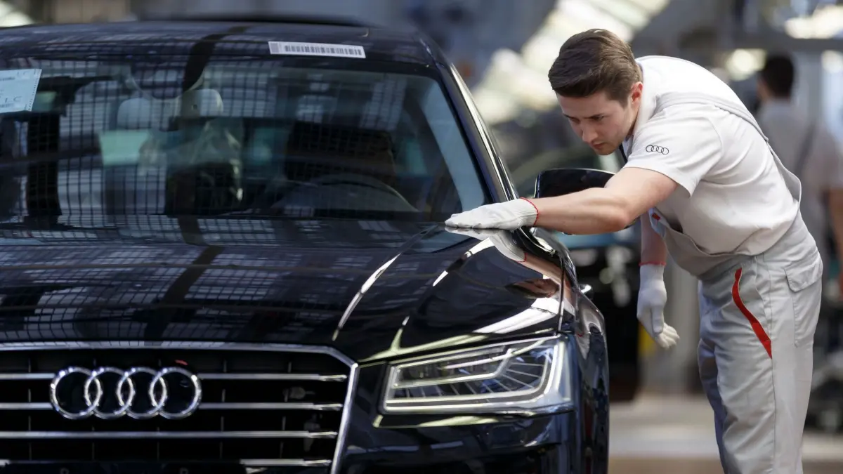 Audi - Produktion in Neckarsulm: Ein Werksmitarbeiter kontrolliert in einer Produktionshalle von Audi an einem Bandende einen A8. (zu dpa: «Angst um Audi: Neckarsulm kämpft um sein Werk»)