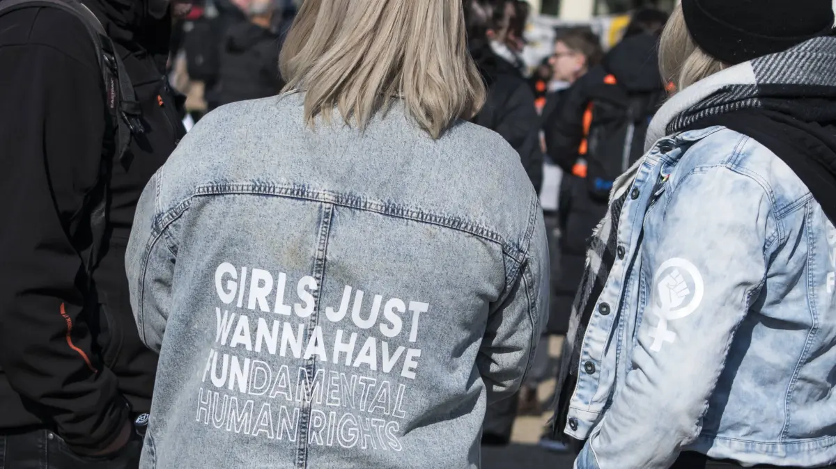 /Teilnehmerinnen einer Demonstration zum internationalen Frauentag am Freitag 08.03.2024 am Oranienplatz in Berlin Kreuzberg mit einer Jacke mit der Aufschrift Girls just wanna have fundamental rights. Foto: bildgehege Frauentagsdemo *** Participants of a demonstration for International Womens Day on Friday 08 03 2024 at Oranienplatz in Berlin Kreuzberg with a jacket with the inscription Girls just wanna have fundamental rights Photo image image Womens Day demonstration