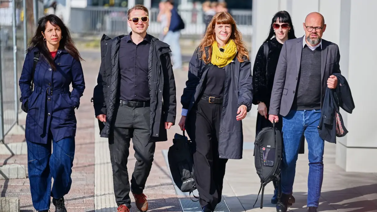 Ringen um Regierungsbildung in Berlin : Elif Eralp (Die Linke, l-r), Vorsitzende der Linksfraktion im Berliner Abgeordnetenhaus, Maximilian Schirmer, Vorsitzender der Partei Die Linke in Berlin, Kerstin Wolter, Vorsitzende der Partei Die Linke in Berlin, und Tobias Schulze, Fraktionsvorsitzender der Fraktion Die Linke im Berliner Abgeordnetenhaus, kommen zu Gesprächen über die Regierungsbildung nach der Wahl zum Berliner Abgeordnetenhaus. (zu dpa: «Rot-Grün-Rot räumt Hindernis für Sondierungen aus dem Weg»)