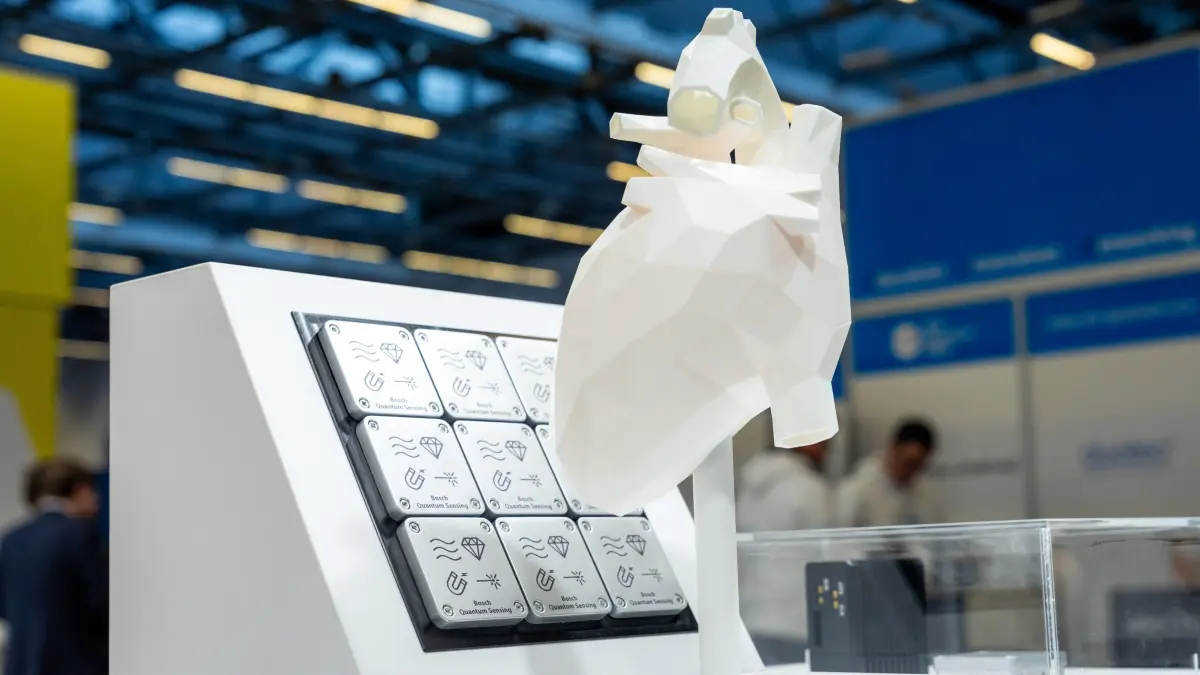 Modell eines Herzens mit Sensoren der Bosch Quantum Sensing GmbH auf der Fachmesse Quantum Effects in Stuttgart.