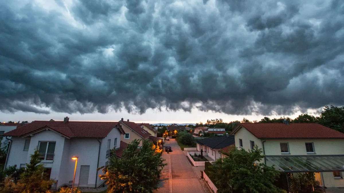 Ein Sturm über einem Wohngebiet: Zum Themendienst-Bericht von Katja Fischer vom 28. September 2021: Stürme und Regen sind typisch für den Herbst und sorgen immer wieder für Schäden an Haus und Garten. Eine gute Vorbereitung kann da hilfreich sein.