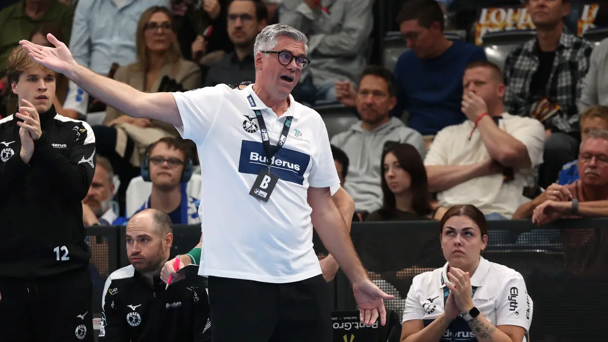 BAU // 2026.10.08 Deutschland, Stuttgart Handball TVB Stuttgart vs. HSG Wetzlar, Trainer Runar Sigtryggsson (Wetzlar)