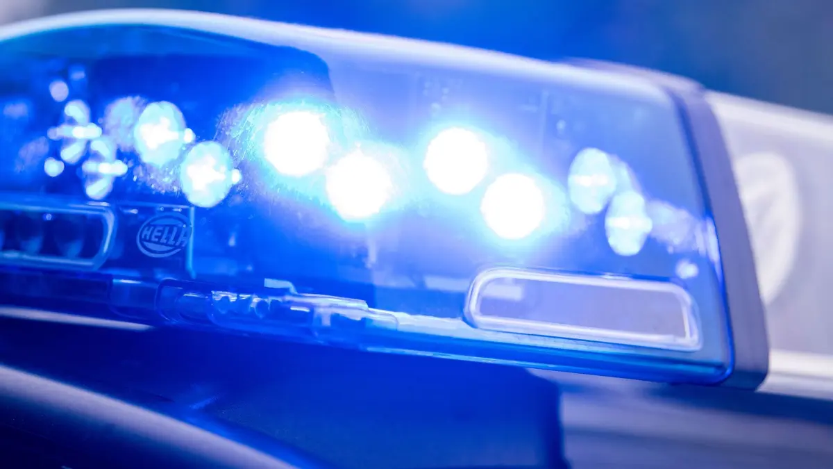 Polizei Blaulicht: Ein Blaulicht leuchtet an einer Polizeistreife. (zu dpa: «17-Jähriger legt Feuer in Unterkunft trotz Hausverbot»)