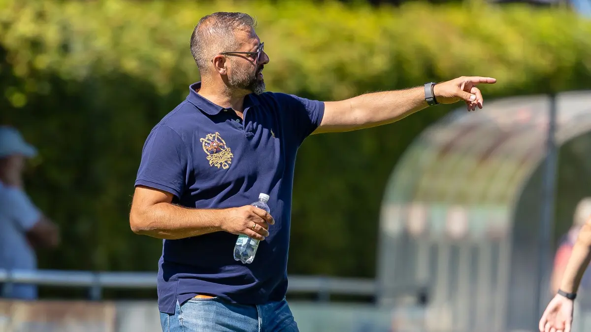 Ioannis Tsapakidis (SV Boeblingen, Sportlicher Leiter) gibt vor dem Spiel Anweisungen,
GER, SF Dorfmerkingen II vs. SV Boeblingen, Fussball, Herren, Landesliga Wuerttemberg Staffel 2, 5. Spieltag, Spielzeit 2026/2027, 05.09.2026,
Foto: Eibner-Pressefoto/Jani Pless