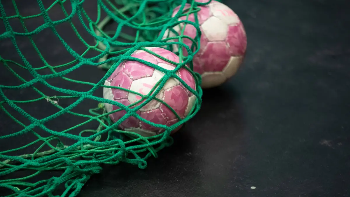 Handball, Alsco HBF1: HC Leipzig - TuS Metzingen; 07.10.2026: Handball, Alsco HBF1: HC Leipzig - TuS Metzingen 07.10.2026 Zwei Handbälle liegen in den grünen Maschen eines Tornetzes. Symbolbild, Feature. Alsco Handball Bundesliga Frauen/ HBF1, Saison 2026/ 2027, 5. Spieltag: HC Leipzig vs. TuS Metzingen am 07.10.2026 im Sportcenter Markranstädt. *** Handball, Alsco HBF1: HC Leipzig vs. TuS Metzingen, October 7, 2026. Two handballs lie in the green mesh of a goal net. Stock image, feature: Alsco Womens Handball Bundesliga HBF1, 20262027 season, Matchday 5: HC Leipzig vs. TuS Metzingen on October 7, 2026, at the Markranstädt Sports Center Copyright: xBEAUTIFULxSPORTS/JanxKaeferx