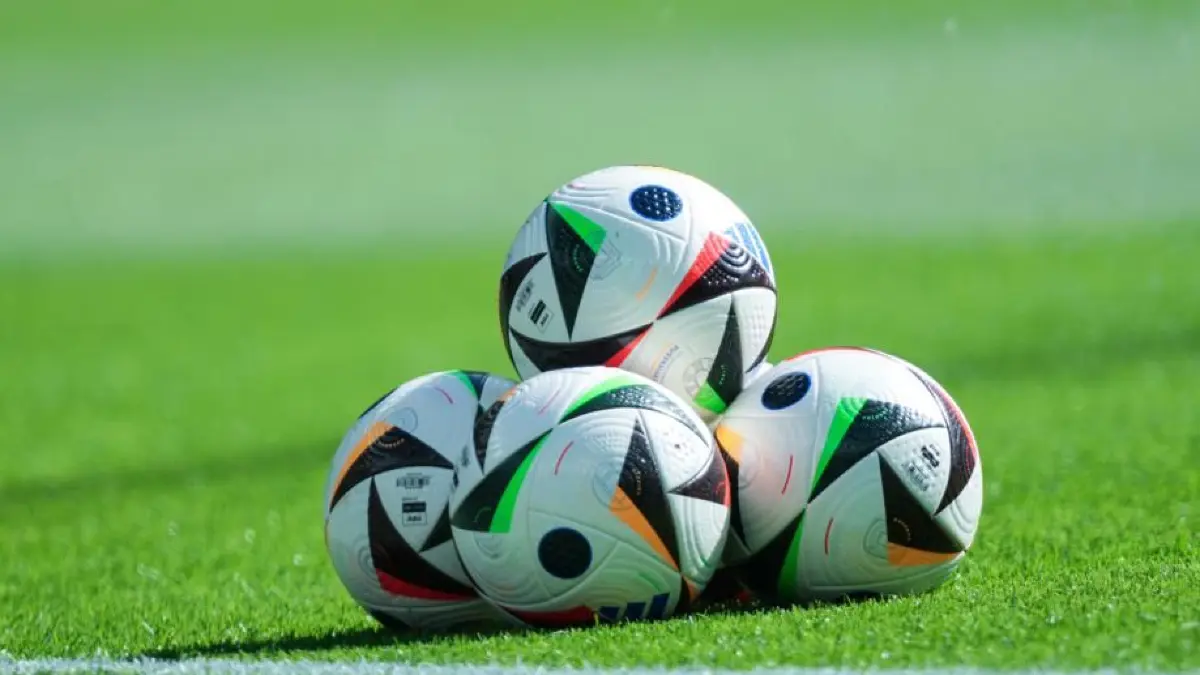 Die Bälle für den nächsten Spieltag im Amateurfußball liegen bereit.