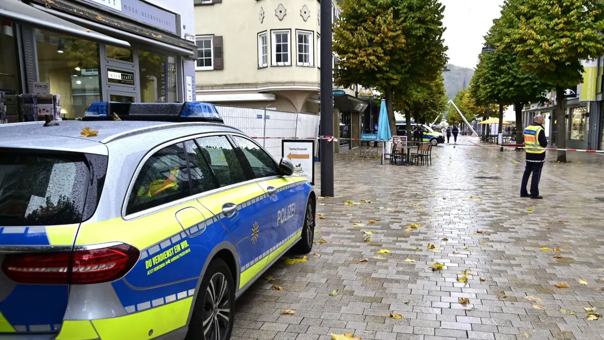 Schusswechsel in Tuttlingen: Einsatzkräfte der Polizei stehen vor einem abgesperrten Bereich zu einem Schusswechsel nahe dem Rathaus. (zu dpa: ««Sind unter Schock» - Polizei erschießt Mann in Tuttlingen»)