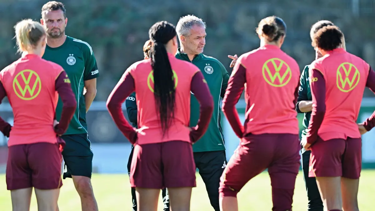 Frauen-Fußballnationalmannschaft - Training: Fußball: Nationalteam, Frauen, vor dem Länderspiel gegen Australien. Bundestrainer Christian Wück (M) spricht mit den Spielerinnen bei einem öffentlichen Training auf dem Sportplatz des ASV Eppelheim. (zu dpa: «DFB-Frauen eröffnen WM-Saison gegen Australien»)