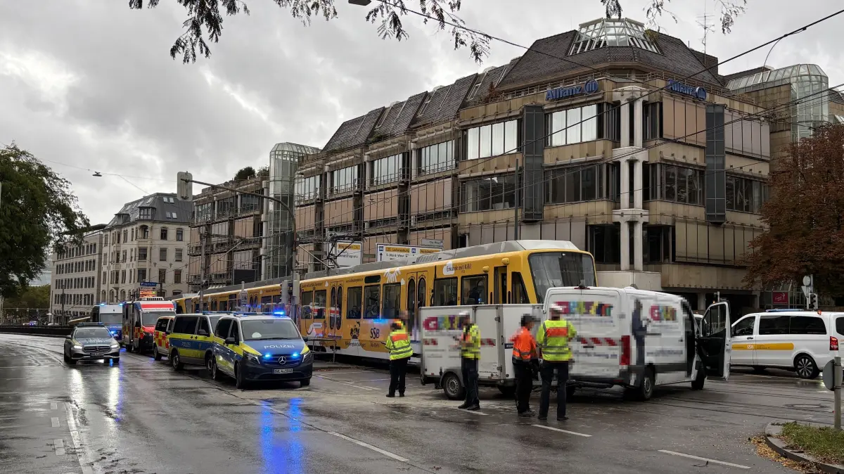 Eine Stadtbahn ist mit einem Transporter kollidiert.
