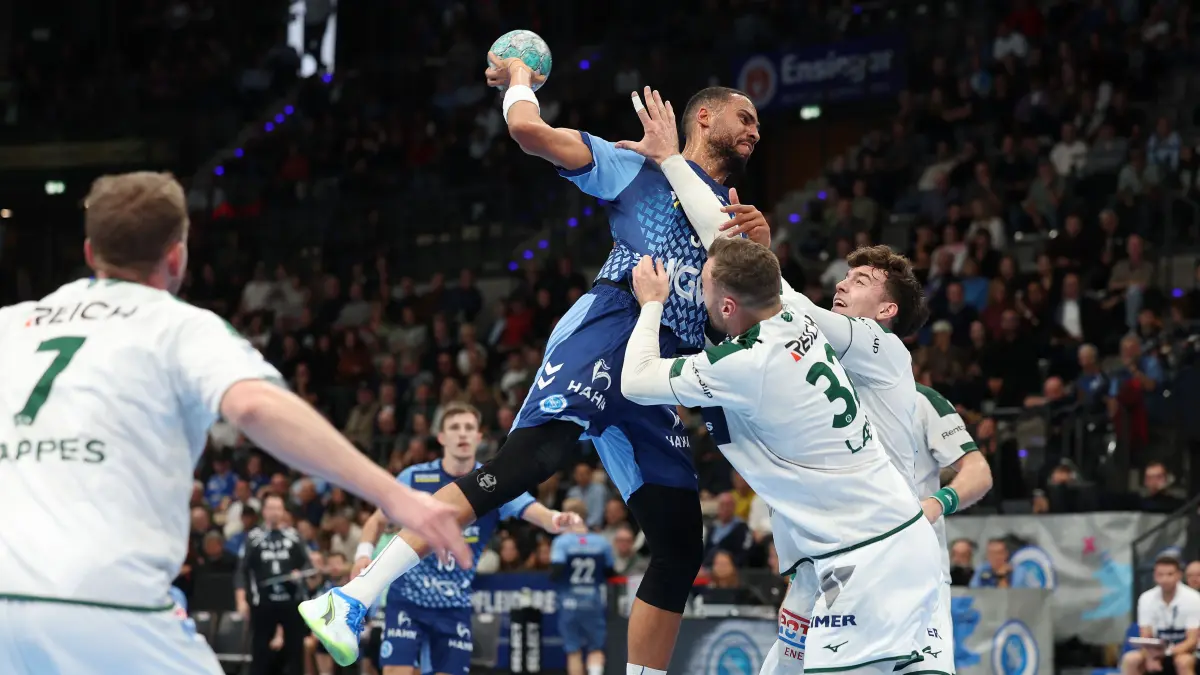 BAU // 2026.10.08 Deutschland, Stuttgart Handball TVB Stuttgart vs. HSG Wetzlar, v.l. Philipp Ahouansou (TVB),, Nikolaj Laeso, Marti Soler (Wetzlar)