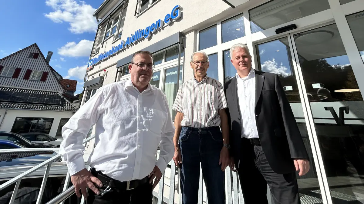 Treffen der Generationen zum 125-Jahr-Jubiläum: Raiba-Urgestein Helmut Walker (Mitte) und die aktuellen Bankvorstände Marco Bigeschi (links) und Markus Vogel.