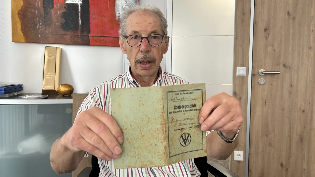 Urgestein der Aidlinger Raiffeisenbank: Helmut Walker mit historischen Sparbüchern und sogenannten Kontogegenbüchern.