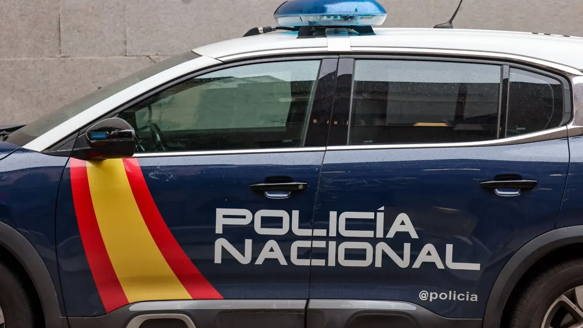 Spanische Polizei: Ein Streifenwagen der Polizei Policia Nacional steht in einer Straße. (zu dpa: «Schönheitschirurg in spanischem Nobelbadeort erschossen»)
