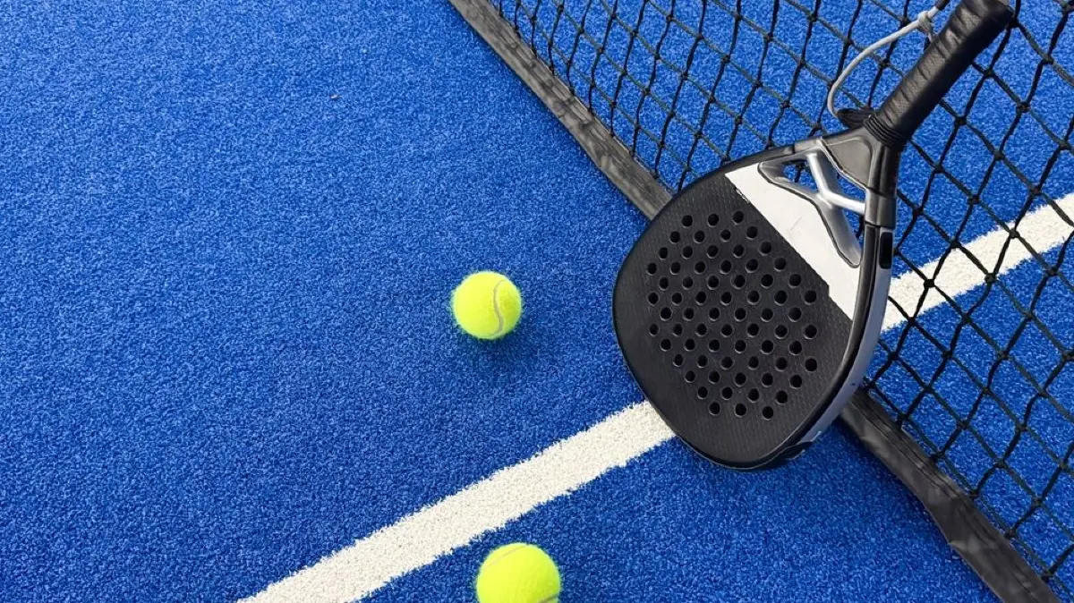 In vielen Clubs kann man Schläger und Bälle leihen. So ist kein eigenes Equipment nötig.