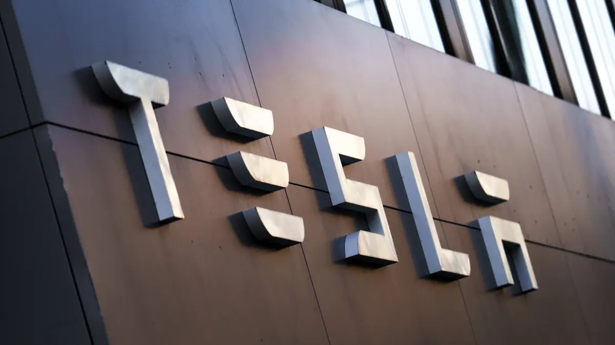 Das Logo des Automobilherstellers Tesla ist an der Außenfassade des Service Center Frankfurt Ostend angebracht. Tesla verkaufte im ersten Quartal 2025 deutlich weniger Fahrzeuge. Die Zahl der produzierten Autos sank merklich im Vergleich zur Vorjahresperiode. +++ dpa-Bildfunk +++
