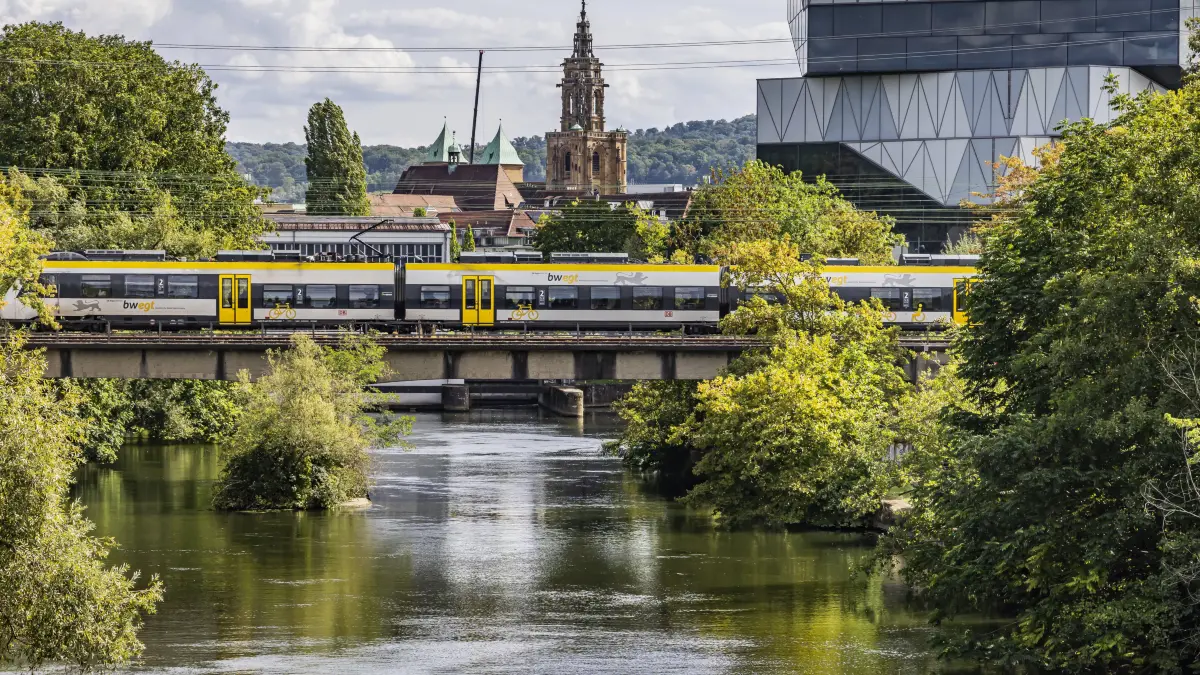Bahnbrücke über den Neckar in Heilbronn. Dahinter die Innenstadt und das Science Center Experimenta. // 17.09.2026, Heilbronn, Baden-Württemberg, Deutschland *** Railway bridge over the Neckar River in Heilbronn in the background, the city center and the Experimenta Science Center. September 17, 2026, Heilbronn, Baden-Württemberg, Germany