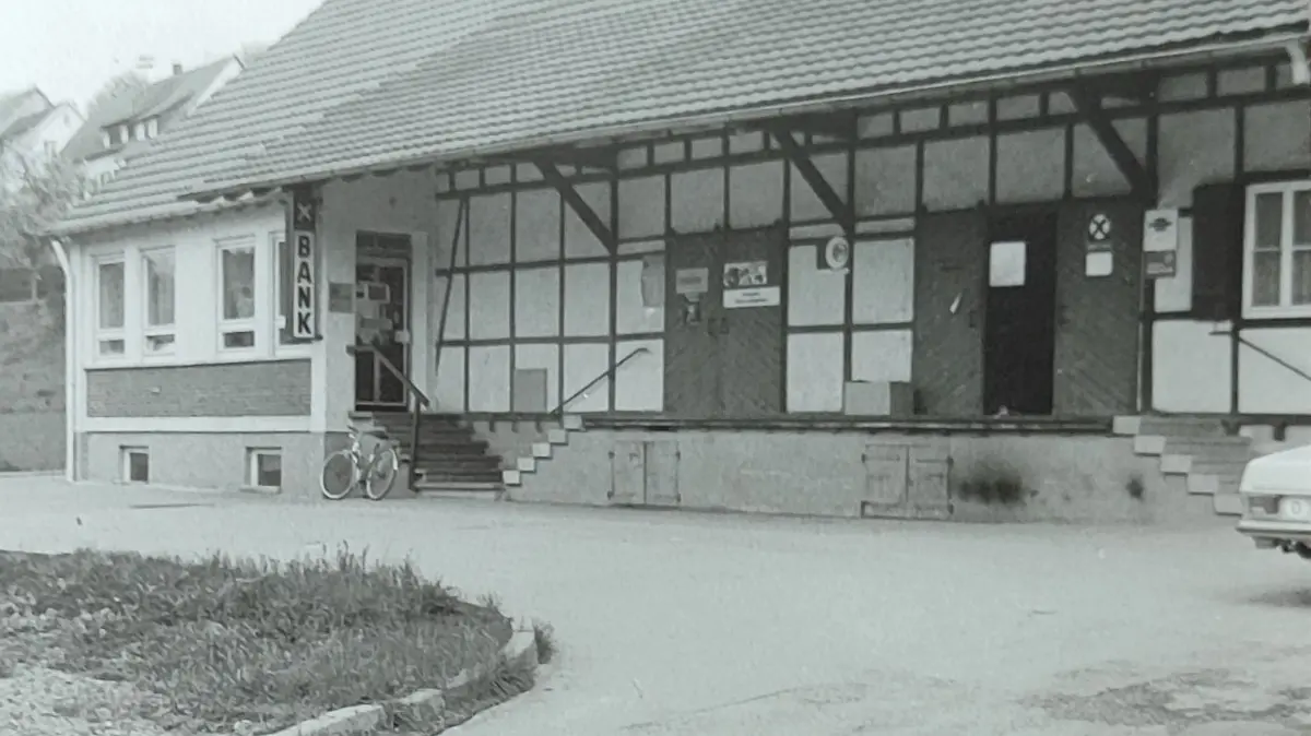 Die heutige Ortsbücherei diente bis Mitte der 60er-Jahre als Lagerhalle und Sitz der Raiba Aidlingen.