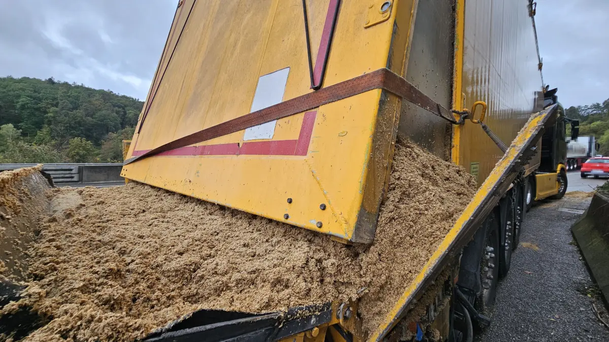 Der Lkw hat die Pellets offenbar bei der Fahrt verloren.