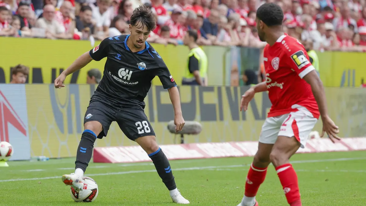 Im Bild: v.li. Laurin Ulrich SC Paderborn 07, 28 am Ball gegen Phillipp Mwene FSV Mainz 05, 2 29.08.2026, FSV Mainz 05 - SC Paderborn 07, 1. Bundesliga, 1. Spieltag, Deutschland, Mainz, MEWA Arena, DFL REGULATIONS PROHIBIT ANY USE OF PHOTOGRAPHS AS IMAGE SEQUENCES AND/OR QUASI-VIDEO. *** Pictured from left: Laurin Ulrich SC Paderborn 07, 28, in a tackle with Phillipp Mwene FSV Mainz 05, 2, on August 29, 2026, FSV Mainz 05 vs. SC Paderborn 07, Bundesliga 1, Matchday 1, Germany, Mainz, MEWA Arena, DFL REGULATIONS PROHIBIT ANY USE OF PHOTOGRAPHS AS IMAGE SEQUENCES AND/OR QUASI-VIDEO Copyright: HMBxMedia/xJulienxBecker