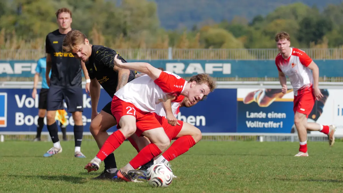 Philipp Seemann (TSV Ehningen) im Zweikampf, Aktion, mit Markus Maurer (TSV Berg)
TSV Berg - TSV Ehningen. Berg, Baden-Württemberg, Deutschland, 03.10.2026. Fußball, Verbandsliga Württemberg, Saison 2026/2027. Punktspiel der Herren. For editorial use only. Foto: Eibner-Pressefoto/Eky Eibner.