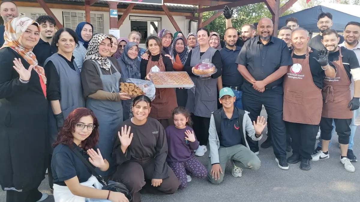 Bereit zum Austausch mit allen Interessierten: Die Gemeindemitglieder beim Tag der offenen Moschee in der Hauffstraße.