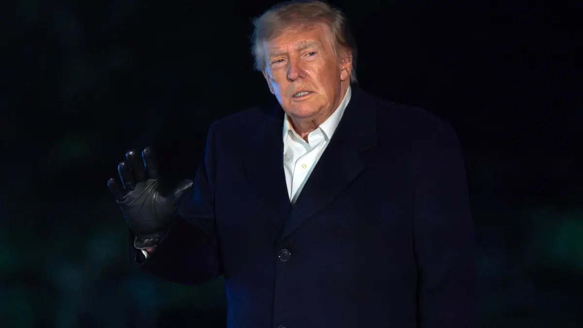 Trump: US-Präsident Donald Trump winkt zu Reportern, während seiner Ankunft am Weißen Haus. (zu dpa: «Militärhinrichtung in USA soll per Livestream gezeigt werden»)