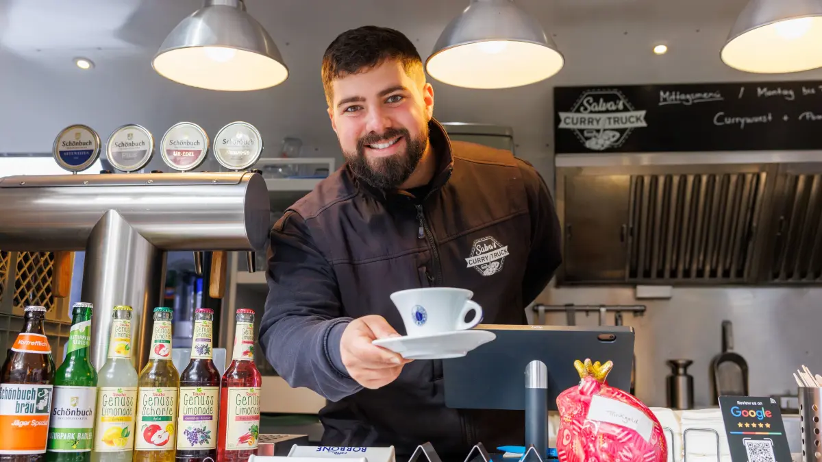 Umut Celik: Sindelfingen, Currybude statt Edelgastro: Umut Celik hat seine Ausbildung als Gastronomiefachkraft bei Salva's Currytruck in Sindelfingen absolviert und wurde von der IHK als bester Azubi ausgezeichnet. Azubis aus großen Häusern ließ er hinter sich. Warum fühlt er sich genau dort, im Foodtruck, am wohlsten?
