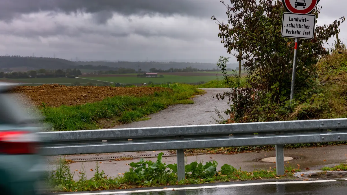 Die Einfahrt in diesen Feldweg an der Landesstraße 1107 ist nicht mehr möglich.