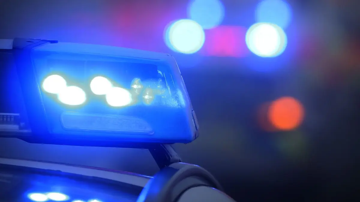 Accident in Stuttgart-West: Two cars collide head-on - | Pedestrian ...