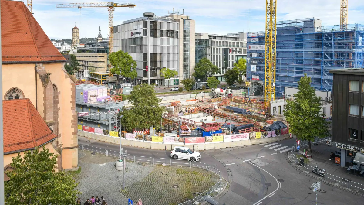 Breinunger, Esslingerstrasse: Stuttgart, Esslingerstrasse, gesperrte Pfarrstrasse, Rampe auf die B27.
Wie soll die Esslinger Straße im Leonhardsviertel nach dem Bau des neuen Breuninger-Parkhauses und dem Haus für Film und Medien umgestaltet werden? Der Umbau soll 2027, nach dem Ende der notwendigen Umleitung für die B-14-Rampe am Charlottenplatz beginnen. Bürgerinfo-Abend der Stadt.