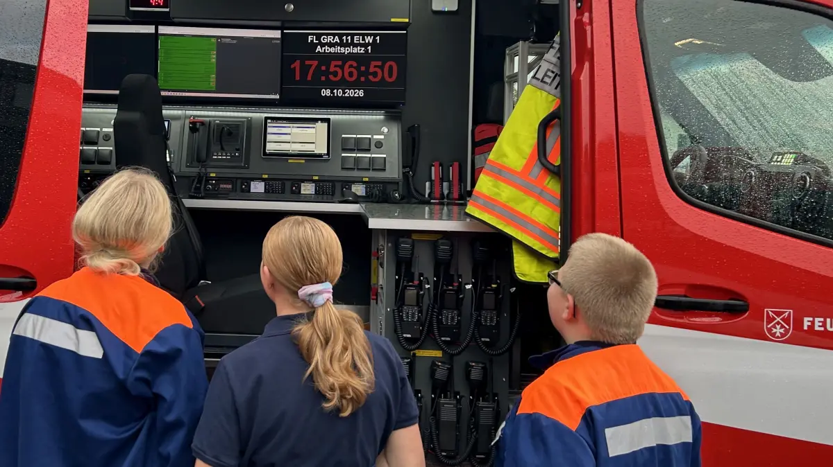 Neugierige Blicke: Die Jugendfeuerwehr schaut sich die moderne Technikausstattung des neuen Einsatzleitwagens an.