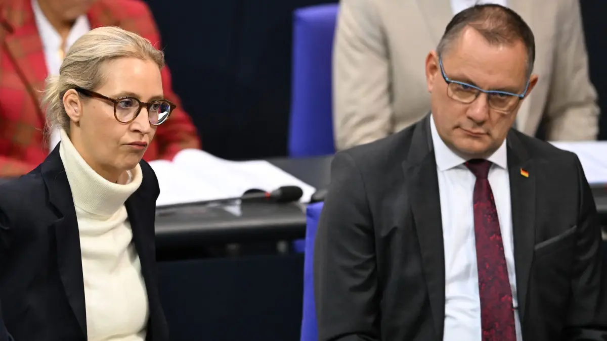 Bundestag: 09.10.2026, Berlin: Alice Weidel (l), Bundesvorsitzende und Fraktionsvorsitzende der AfD, und Tino Chrupalla (r), Bundesvorsitzender und Fraktionsvorsitzender der AfD, sitzen im Plenum des Bundestags. Foto: Michael Brandt/dpa +++ dpa-Bildfunk +++