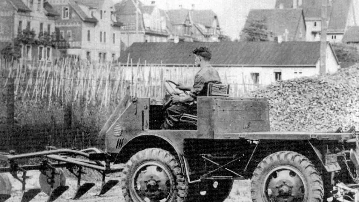 Unimog - Roland Feix im Fabrikhof von Boehringer: Roland Feix führt einen Unimog im Fabrikhof von Boehringer vor