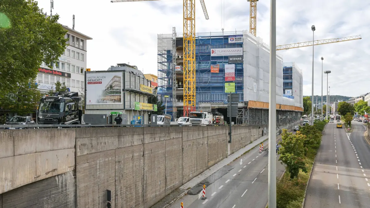 Breinunger, Esslingerstrasse: Stuttgart, Esslingerstrasse, gesperrte Pfarrstrasse, Rampe auf die B27.
Wie soll die Esslinger Straße im Leonhardsviertel nach dem Bau des neuen Breuninger-Parkhauses und dem Haus für Film und Medien umgestaltet werden? Der Umbau soll 2027, nach dem Ende der notwendigen Umleitung für die B-14-Rampe am Charlottenplatz beginnen. Bürgerinfo-Abend der Stadt.