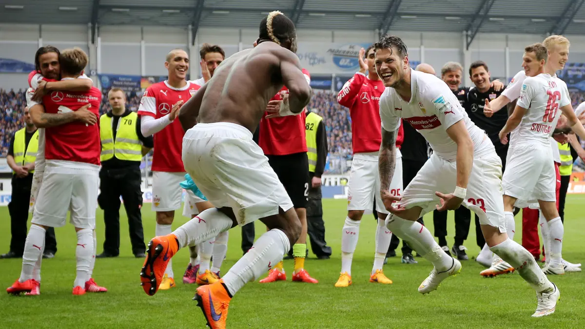 BAU // 23.05.2015 Paderborn Fußball 1. Bundesliga 34. Spieltag Saison 2014 / 2015 SC Paderborn 07 vs. VfB Stuttgart: vorne v.l. Serey Die und Daniel Ginczek (VfB) machen den Affentanz und feiern den Klassenerhalt