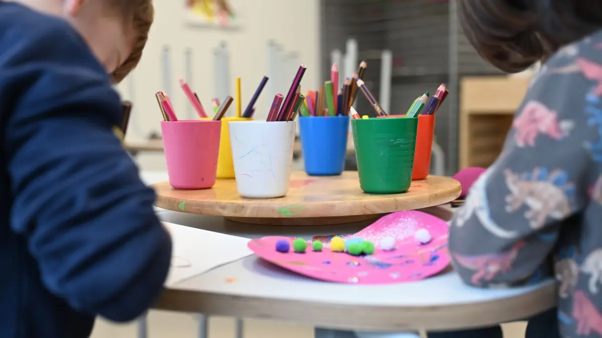 Kindertagesstätte (Kita): ARCHIV - 17.01.2025, Nordrhein-Westfalen, Düsseldorf: Kinder basteln gemeinsam in einer Kindertagesstätte. (zu dpa: «Prien: Förderung in Kita «entscheidende Stellschraube»») Foto: Maximilian von Klenze/dpa +++ dpa-Bildfunk +++