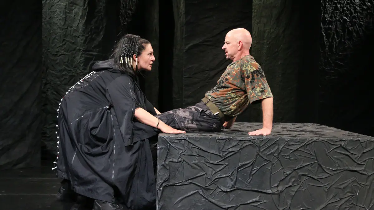 Schirin Brendel und Marcus Calvin in "Macbeth" im Forum Theater