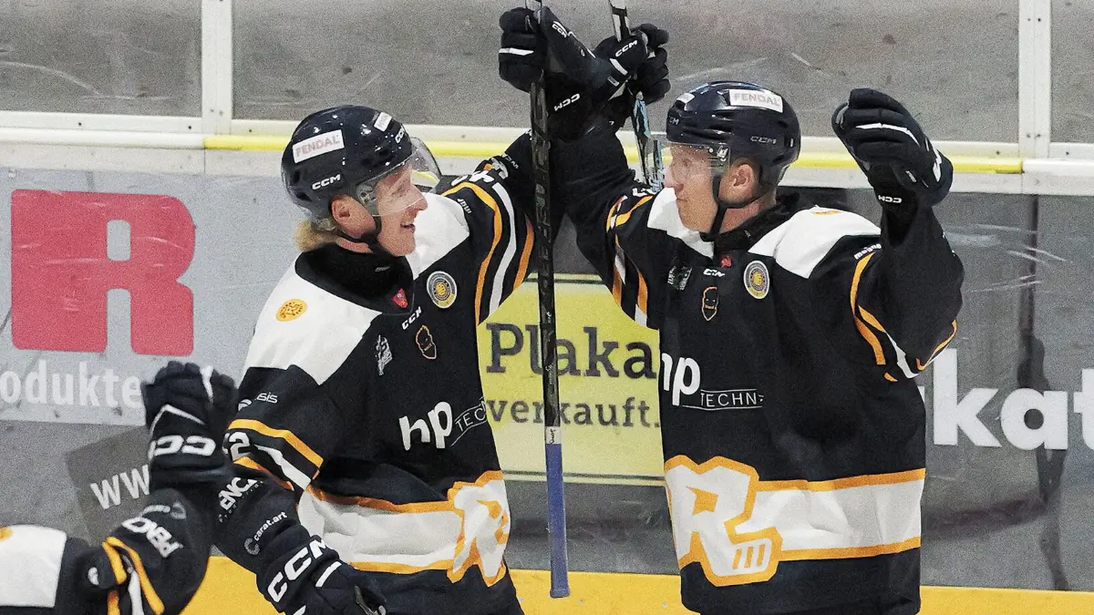 Eishockey, DEB Oberliga, Stuttgarter EC - EV Füssen: Eishockey, Eiswelt Stuttgart, DEB Oberliga, Männer, Stuttgart Rebels, Stuttgarter EC - EV Füssen
Nr.41(S): Jannik Herm - blau/gelb
Nr.42(S): Mack Stewart - blau/gelb, Jubel, Jubelbild
Fotograf: Günter E. Bergmann - Photography
Aufnahmedatum: 09.10.2026