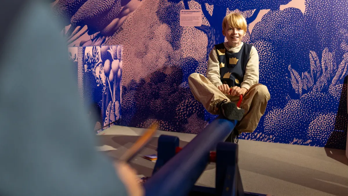 „Schätze“-Ausstellung im Jungen Schlos: Stuttgart, Baden-Württemberg, 09.10.2026:
Die Kinderreporter Peter und Benedikt testen die neue "Schätze“-Mitmachausstellung des Jungen Schloss im Landesmuseum Württemberg im Alten Schloss.
Im Bild: Peter und Benedikt auf einer Wippe in der Ausstellung
Notiz: No model release. Kein Einverständnis für Werbung, keine Weitergabe an Dritte.