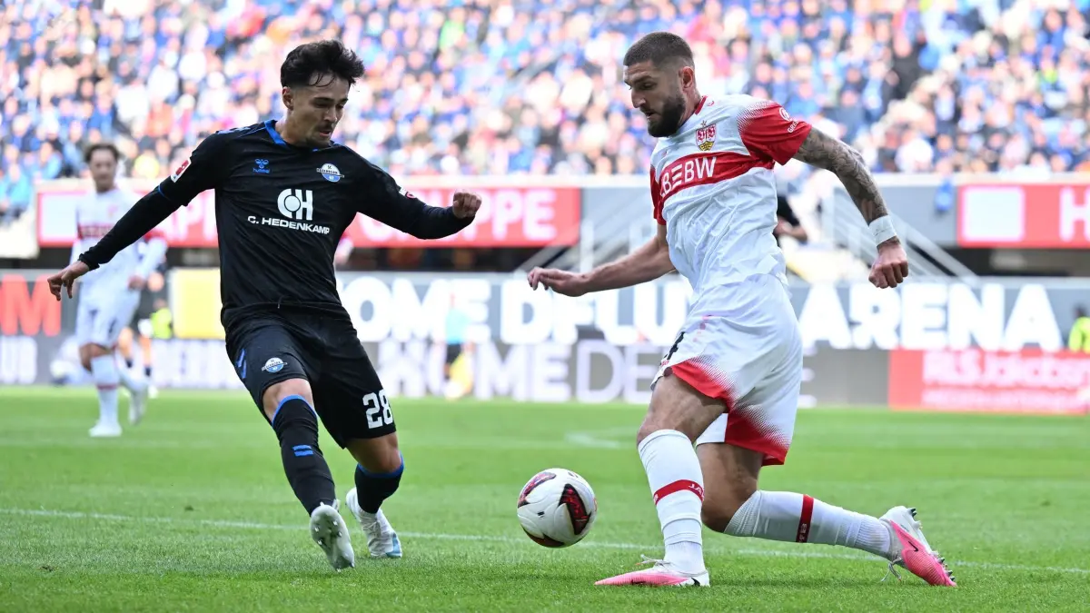 SC Paderborn 07 - VfB Stuttgart: 10.10.2026, Nordrhein-Westfalen, Paderborn: Fußball, Männer: Bundesliga, SC Paderborn 07 - VfB Stuttgart, 5. Spieltag, Home Deluxe Arena. Jeff Chabot (r, VfB Stuttgart) kämpft mit Laurin Ulrich (l, SC Paderborn 07) um den Ball. Foto: Swen Pförtner/dpa - WICHTIGER HINWEIS: Gemäß den Vorgaben der Bundesliga bzw. des DFB Deutscher Fußball-Bund ist es untersagt, in dem Stadion und/oder vom Spiel angefertigte Fotoaufnahmen in Form von Sequenzbildern und/oder videoähnlichen Fotostrecken zu verwerten bzw. verwerten zu lassen. +++ dpa-Bildfunk +++