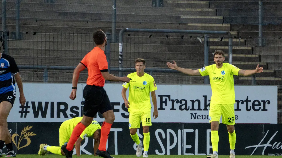 18.09.2026, xerix, Fussball Regionalliga Suedwest, FSV Frankfurt - Stuttgarter Kickers v.l. Luca TrsliÄ SV Stuttgarter Kickers im Dialog mit dem Schiedsrichter nach einen Foul Frankfurt *** September 18, 2026, xerix, Southwest Regional Soccer League, FSV Frankfurt vs. Stuttgarter Kickers: Luca Trslic of SV Stuttgarter Kickers speaking with the referee after a foul in Frankfurt