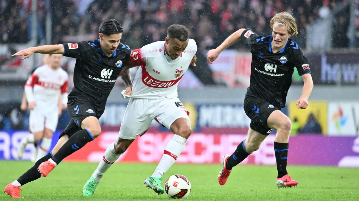 SC Paderborn 07 - VfB Stuttgart: 10.10.2026, Nordrhein-Westfalen, Paderborn: Fußball, Männer: Bundesliga, SC Paderborn 07 - VfB Stuttgart, 5. Spieltag, Home Deluxe Arena. Raphael Obermair (l, SC Paderborn 07) hält gegen Jamie Leweling (r, VfB Stuttgart). Foto: Swen Pförtner/dpa - WICHTIGER HINWEIS: Gemäß den Vorgaben der Bundesliga bzw. des DFB Deutscher Fußball-Bund ist es untersagt, in dem Stadion und/oder vom Spiel angefertigte Fotoaufnahmen in Form von Sequenzbildern und/oder videoähnlichen Fotostrecken zu verwerten bzw. verwerten zu lassen. +++ dpa-Bildfunk +++