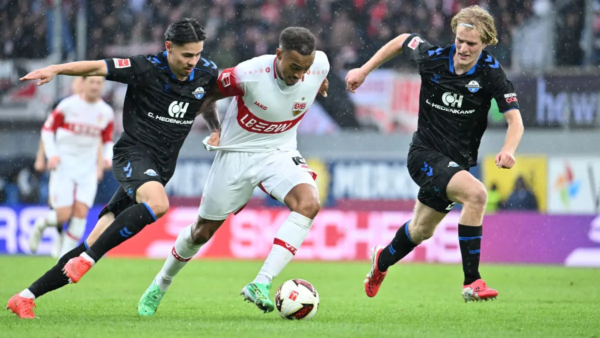 SC Paderborn 07 - VfB Stuttgart: 10.10.2026, Nordrhein-Westfalen, Paderborn: Fußball, Männer: Bundesliga, SC Paderborn 07 - VfB Stuttgart, 5. Spieltag, Home Deluxe Arena. Raphael Obermair (l, SC Paderborn 07) hält gegen Jamie Leweling (r, VfB Stuttgart). Foto: Swen Pförtner/dpa - WICHTIGER HINWEIS: Gemäß den Vorgaben der Bundesliga bzw. des DFB Deutscher Fußball-Bund ist es untersagt, in dem Stadion und/oder vom Spiel angefertigte Fotoaufnahmen in Form von Sequenzbildern und/oder videoähnlichen Fotostrecken zu verwerten bzw. verwerten zu lassen. +++ dpa-Bildfunk +++