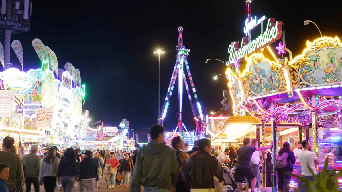 Stuttgart das Cannstatter Volksfest ist bei Dunkelheit am schoensten wenn Millionen Lichter an gehen und der Wasen in seiner anderen Seite ziegt. Hier sind die Bilder. Foto Andreas Rosar Fotoagentur-Stuttgart 07.10.2026
