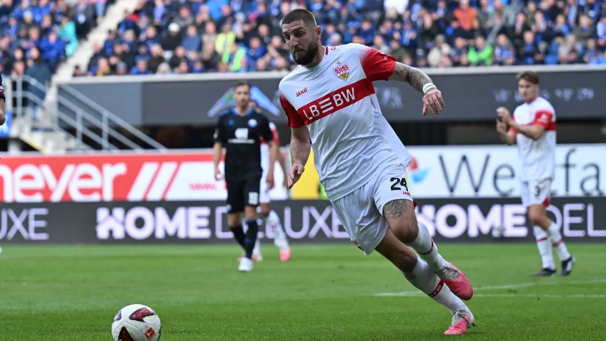 SC Paderborn 07 - VfB Stuttgart: 10.10.2026, Nordrhein-Westfalen, Paderborn: Fußball, Männer: Bundesliga, SC Paderborn 07 - VfB Stuttgart, 5. Spieltag, Home Deluxe Arena. Jeff Chabot (VfB Stuttgart) dribbelt. Foto: Swen Pförtner/dpa - WICHTIGER HINWEIS: Gemäß den Vorgaben der Bundesliga bzw. des DFB Deutscher Fußball-Bund ist es untersagt, in dem Stadion und/oder vom Spiel angefertigte Fotoaufnahmen in Form von Sequenzbildern und/oder videoähnlichen Fotostrecken zu verwerten bzw. verwerten zu lassen. +++ dpa-Bildfunk +++