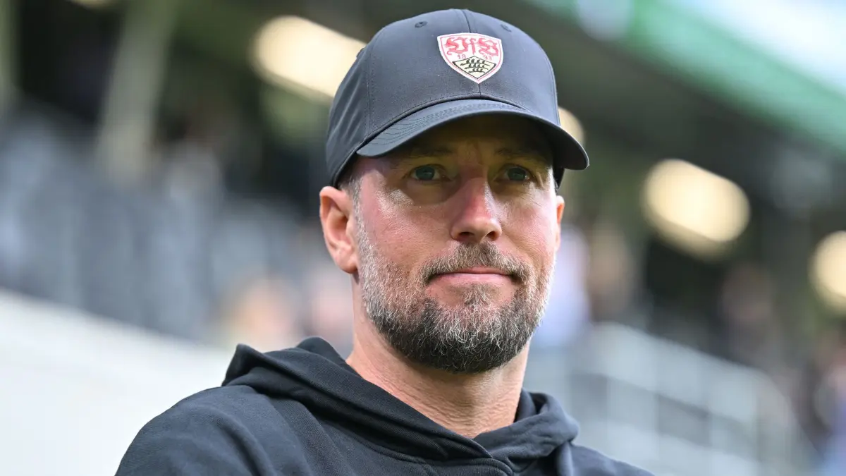 SC Paderborn 07 - VfB Stuttgart: 10.10.2026, Nordrhein-Westfalen, Paderborn: Fußball, Männer: Bundesliga, SC Paderborn 07 - VfB Stuttgart, 5. Spieltag, Home Deluxe Arena. Trainer Sebastian Hoeneß (VfB Stuttgart) ist vor dem Spiel im Stadion. Foto: Swen Pförtner/dpa - WICHTIGER HINWEIS: Gemäß den Vorgaben der Bundesliga bzw. des DFB Deutscher Fußball-Bund ist es untersagt, in dem Stadion und/oder vom Spiel angefertigte Fotoaufnahmen in Form von Sequenzbildern und/oder videoähnlichen Fotostrecken zu verwerten bzw. verwerten zu lassen. +++ dpa-Bildfunk +++
