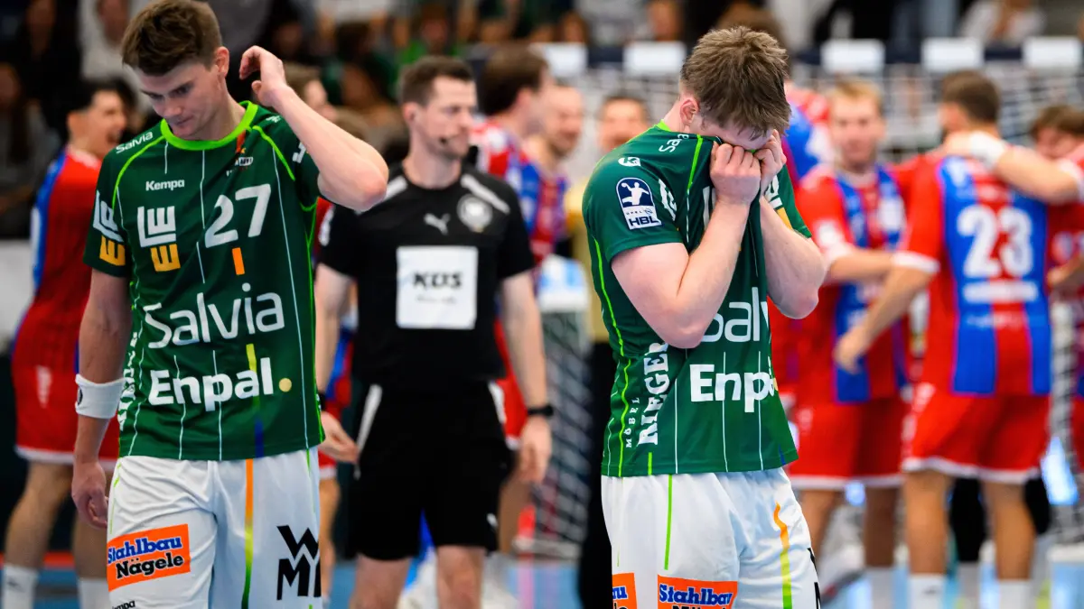 Goeppingen: HBL - 26/27 - Frisch Auf Goeppingen - SG BBM Bietigheim Oskar Sunnefeldt Goeppingen, Oskar Neudeck Goeppingen unzufrieden / enttäuscht / enttaeuscht / niedergeschlagen / frustriert, Goeppingen EWS Arena Baden-Württemberg Deutschland *** Göppingen HBL 26 27 Frisch Auf Göppingen SG BBM Bietigheim Oskar Sunnefeldt, Göppingen Oskar Neudeck, Göppingendissatisfied, disappointed, disheartened, frustratedGöppingen EWS Arena, Baden-Württemberg, Germany